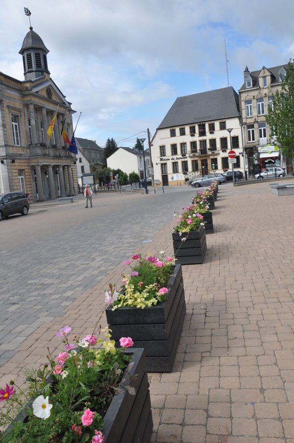 Blomsterkummer og planters i genbrugsplast