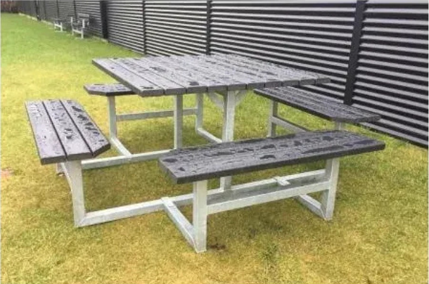 Kvadratiskt bord bänkset utan ryggstöd