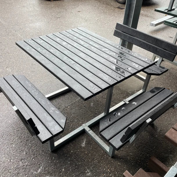 Kvadratisk bord bænkesæt med ryglæn inkl forlænget bordplade til kørestol - Vedligeholdelsesfrie genbrugsplastplanker - Plastplanker -  - bord/bænke sæt