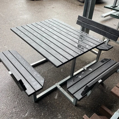 Kvadratisk bord bænkesæt med ryglæn inkl forlænget bordplade til kørestol - Vedligeholdelsesfrie genbrugsplastplanker - Plastplanker -  - bord/bænke sæt
