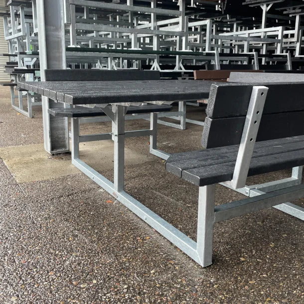 Kvadratisk bord bænkesæt med ryglæn inkl forlænget bordplade til kørestol - Vedligeholdelsesfrie genbrugsplastplanker - Plastplanker -  - bord/bænke sæt