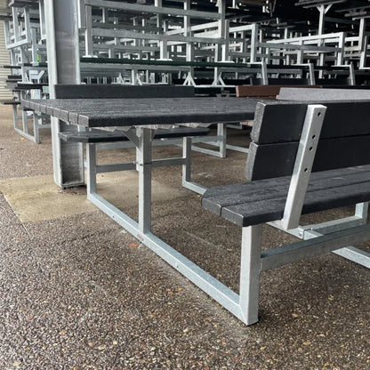 Kvadratisk bord bænkesæt med ryglæn inkl forlænget bordplade til kørestol - Vedligeholdelsesfrie genbrugsplastplanker - Plastplanker -  - bord/bænke sæt