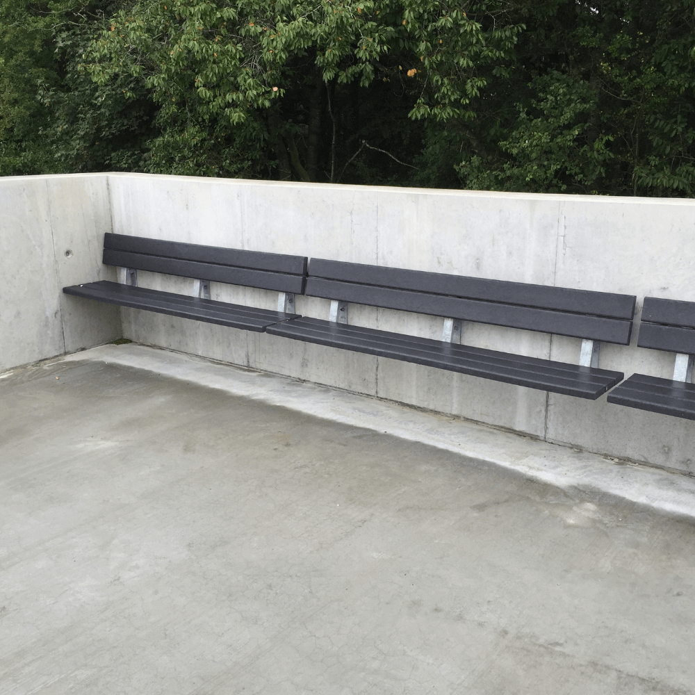 Bænk - Væghængt med ryglæn - Plastplanker -  - Bænke