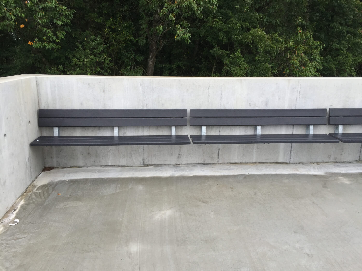 Bænk - Væghængt med ryglæn - Plastplanker -  - Bænke