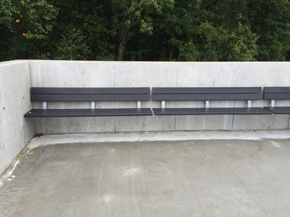 Bænk - Væghængt med ryglæn - Plastplanker -  - Bænke